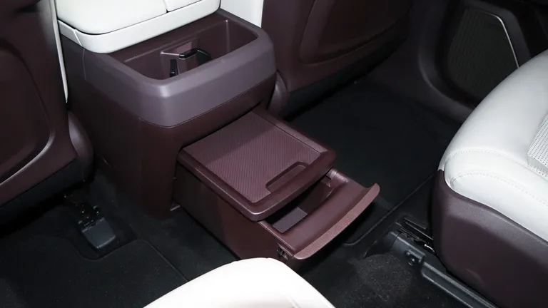 2027 telluride 10 Cool Things rear pop out table 05